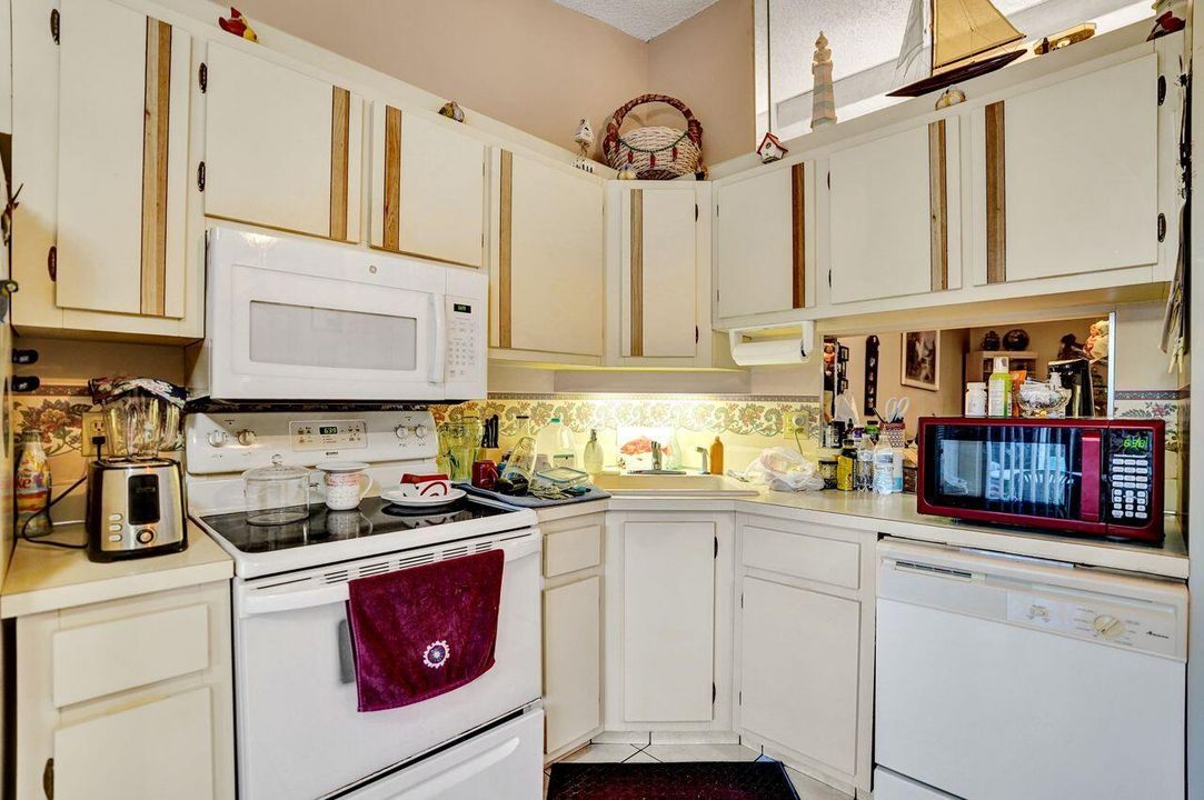 待售: $242,000 (2 贝兹, 2 浴室, 1370 平方英尺)