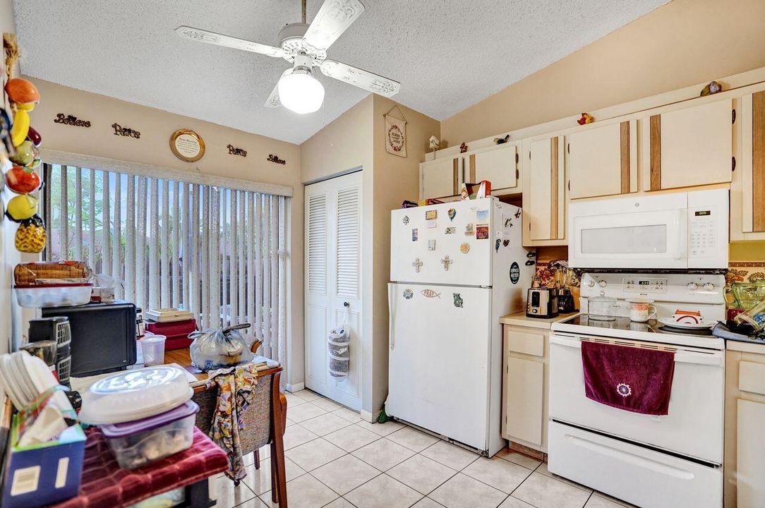 待售: $242,000 (2 贝兹, 2 浴室, 1370 平方英尺)