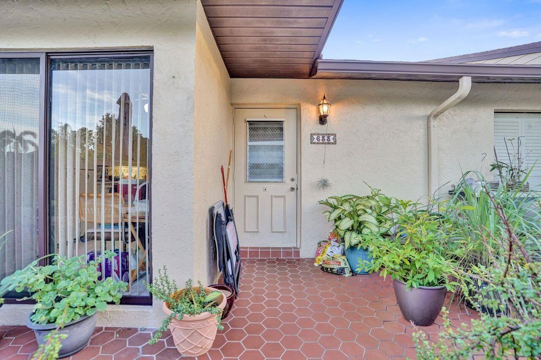 待售: $242,000 (2 贝兹, 2 浴室, 1370 平方英尺)