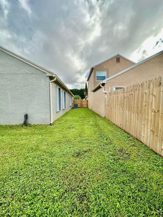 合同活跃: $3,575 (3 贝兹, 2 浴室, 1815 平方英尺)