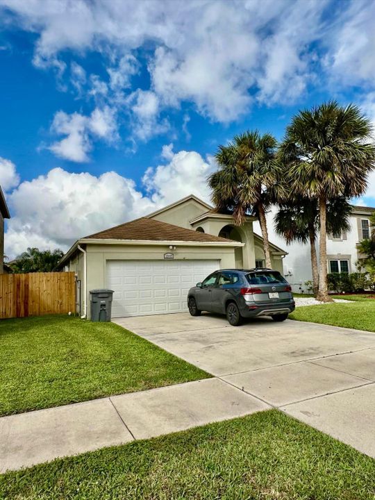 合同活跃: $3,575 (3 贝兹, 2 浴室, 1815 平方英尺)