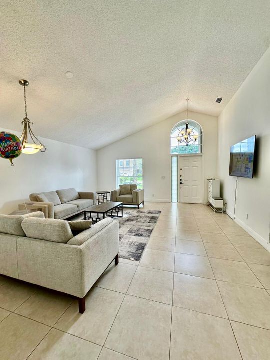 合同活跃: $3,575 (3 贝兹, 2 浴室, 1815 平方英尺)