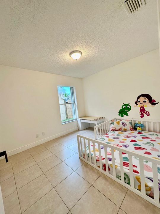 合同活跃: $3,575 (3 贝兹, 2 浴室, 1815 平方英尺)