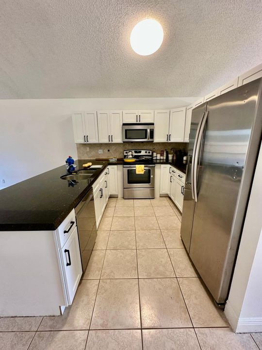 合同活跃: $3,575 (3 贝兹, 2 浴室, 1815 平方英尺)