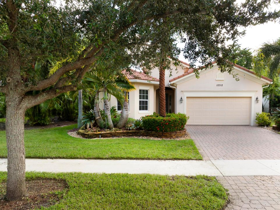 Active With Contract: $1,010,000 (3 beds, 2 baths, 2247 Square Feet)