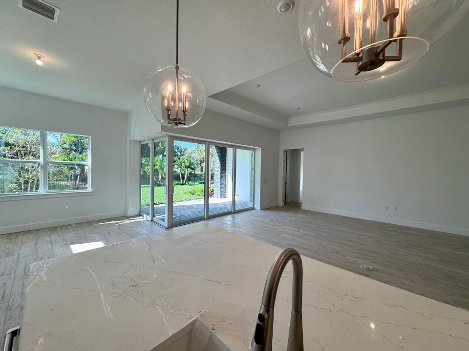 Под контрактом: $1,041,835 (3 спален, 4 ванн, 2483 Квадратных фут)