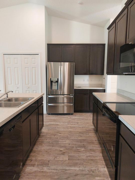 待售: $420,000 (4 贝兹, 2 浴室, 2040 平方英尺)