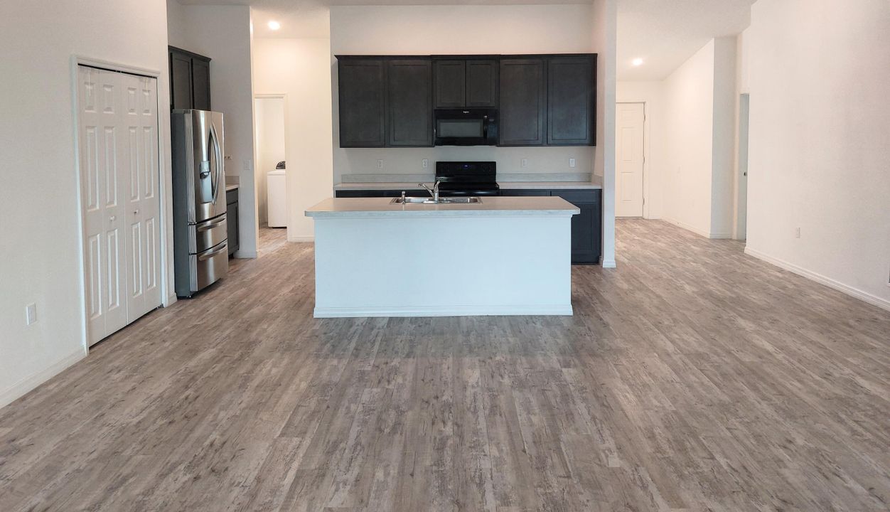 待售: $420,000 (4 贝兹, 2 浴室, 2040 平方英尺)