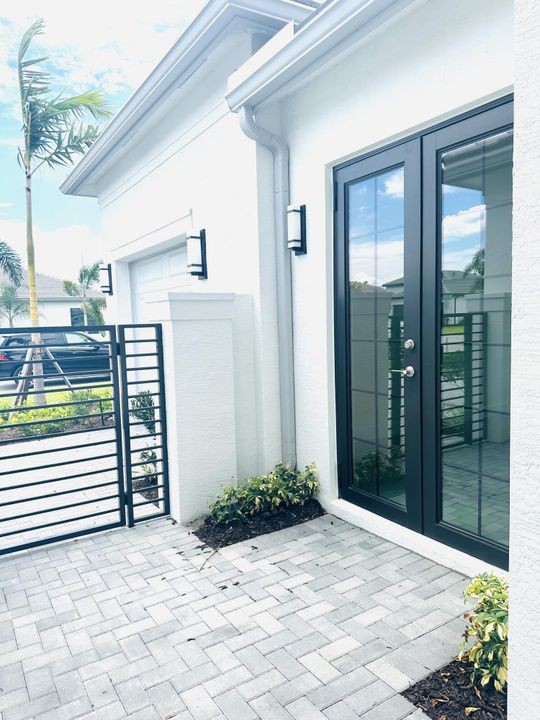 For Rent: $4,500 (3 beds, 2 baths, 2580 Square Feet)