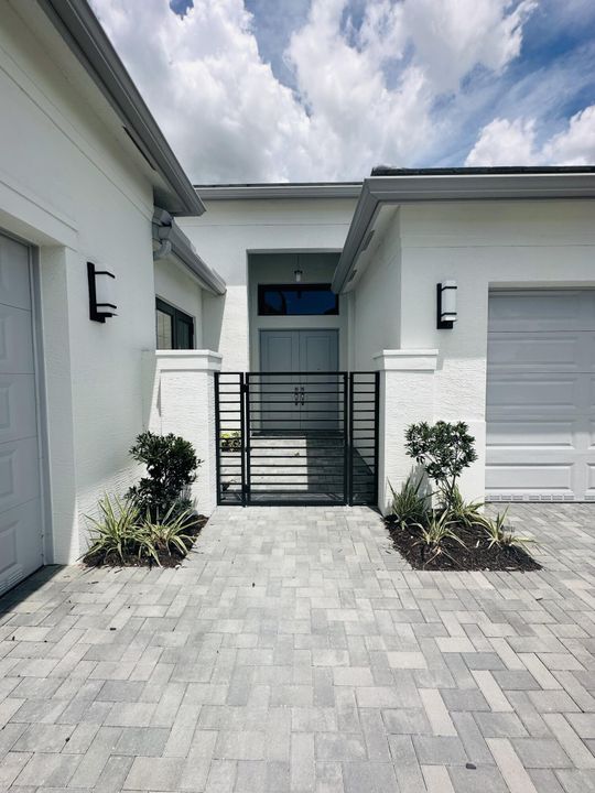 For Rent: $4,500 (3 beds, 2 baths, 2580 Square Feet)