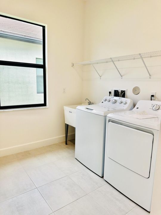 For Rent: $4,500 (3 beds, 2 baths, 2580 Square Feet)