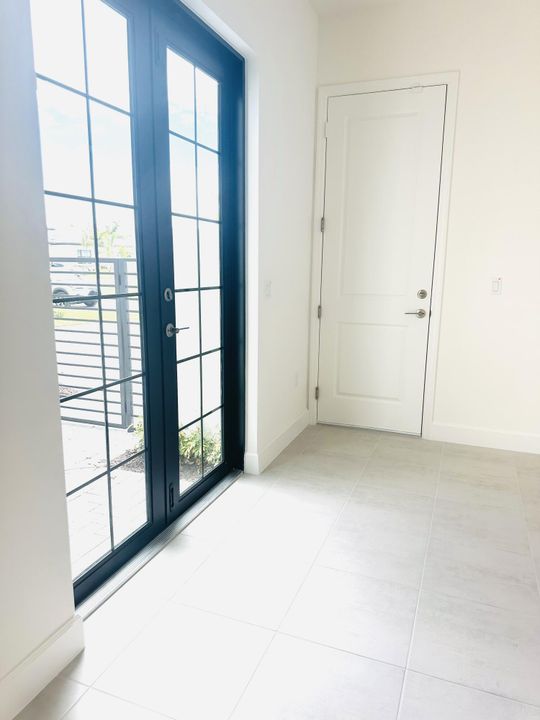 For Rent: $4,500 (3 beds, 2 baths, 2580 Square Feet)