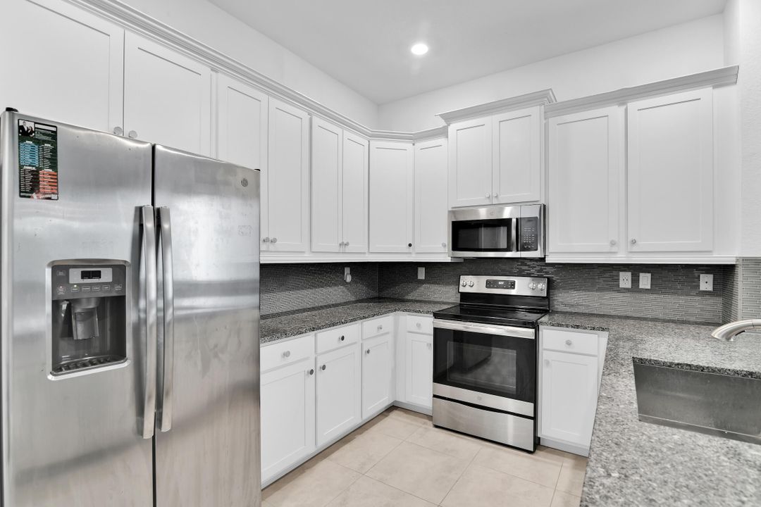 合同活跃: $550,000 (3 贝兹, 2 浴室, 2062 平方英尺)