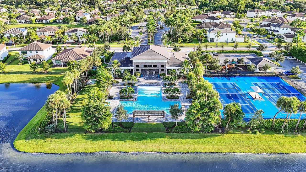 合同活跃: $550,000 (3 贝兹, 2 浴室, 2062 平方英尺)