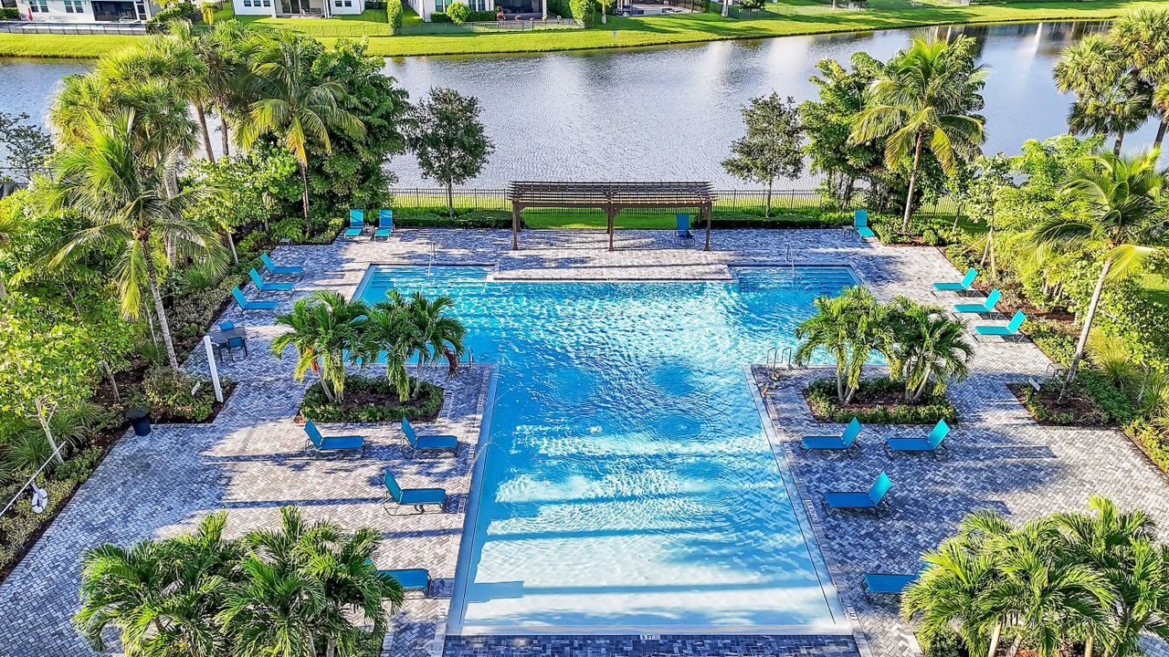 合同活跃: $550,000 (3 贝兹, 2 浴室, 2062 平方英尺)