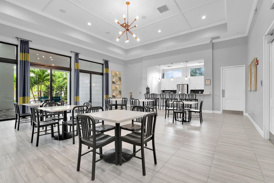 合同活跃: $550,000 (3 贝兹, 2 浴室, 2062 平方英尺)