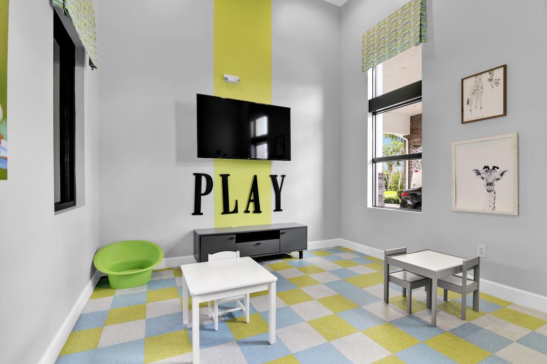 合同活跃: $550,000 (3 贝兹, 2 浴室, 2062 平方英尺)