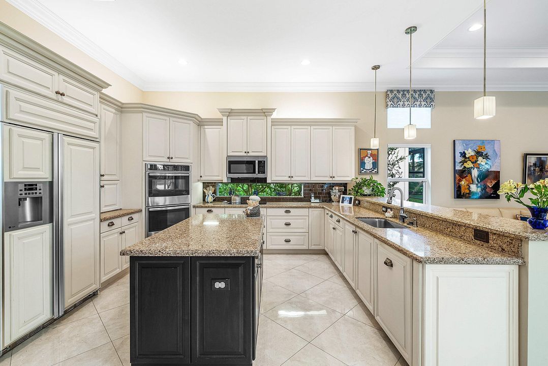 Activo con contrato: $1,375,000 (4 camas, 3 baños, 3316 Pies cuadrados)