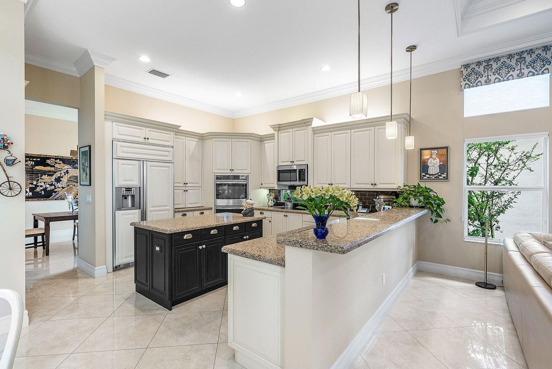 Activo con contrato: $1,375,000 (4 camas, 3 baños, 3316 Pies cuadrados)