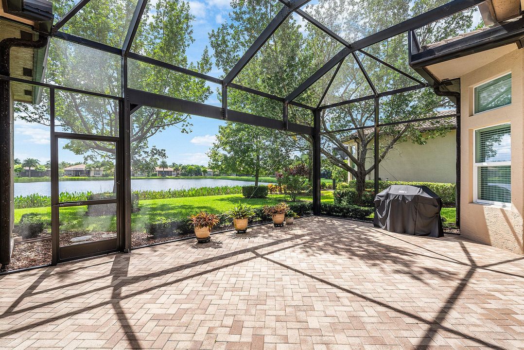 Activo con contrato: $1,375,000 (4 camas, 3 baños, 3316 Pies cuadrados)