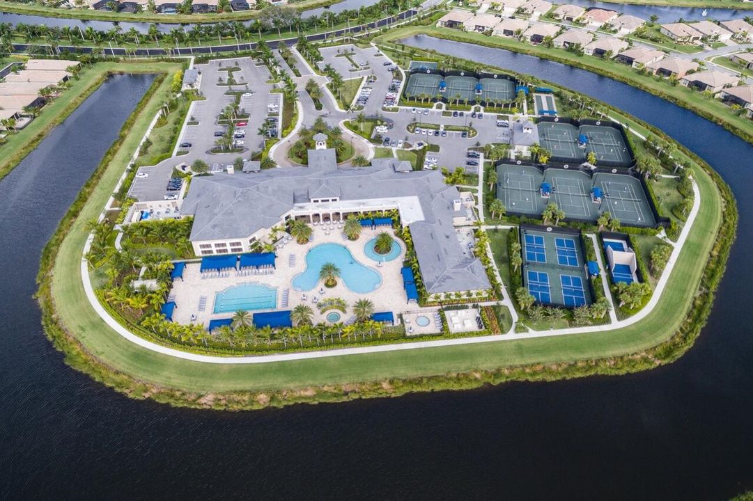 Activo con contrato: $1,375,000 (4 camas, 3 baños, 3316 Pies cuadrados)