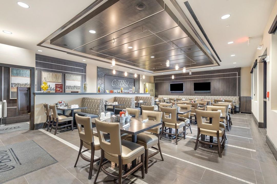 Activo con contrato: $1,375,000 (4 camas, 3 baños, 3316 Pies cuadrados)