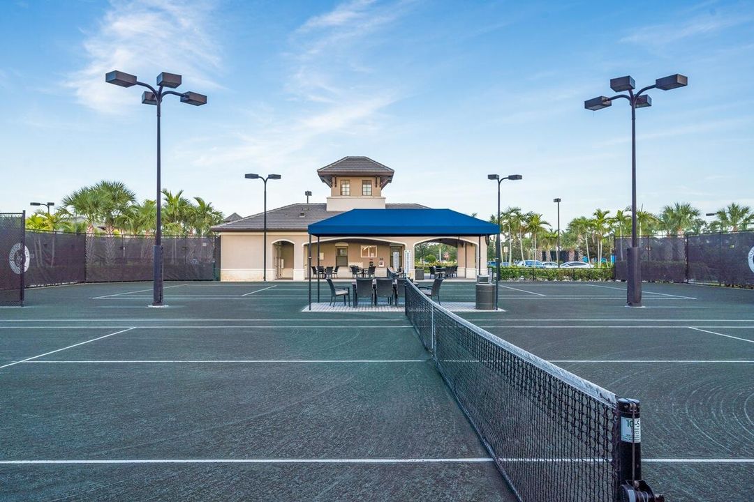 Activo con contrato: $1,375,000 (4 camas, 3 baños, 3316 Pies cuadrados)