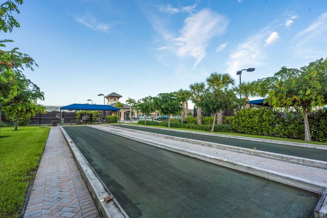 Activo con contrato: $1,375,000 (4 camas, 3 baños, 3316 Pies cuadrados)