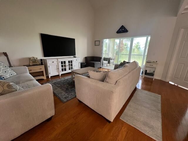 Под контрактом: $6,500 (2 спален, 2 ванн, 1346 Квадратных фут)