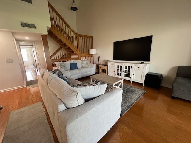 Под контрактом: $6,500 (2 спален, 2 ванн, 1346 Квадратных фут)