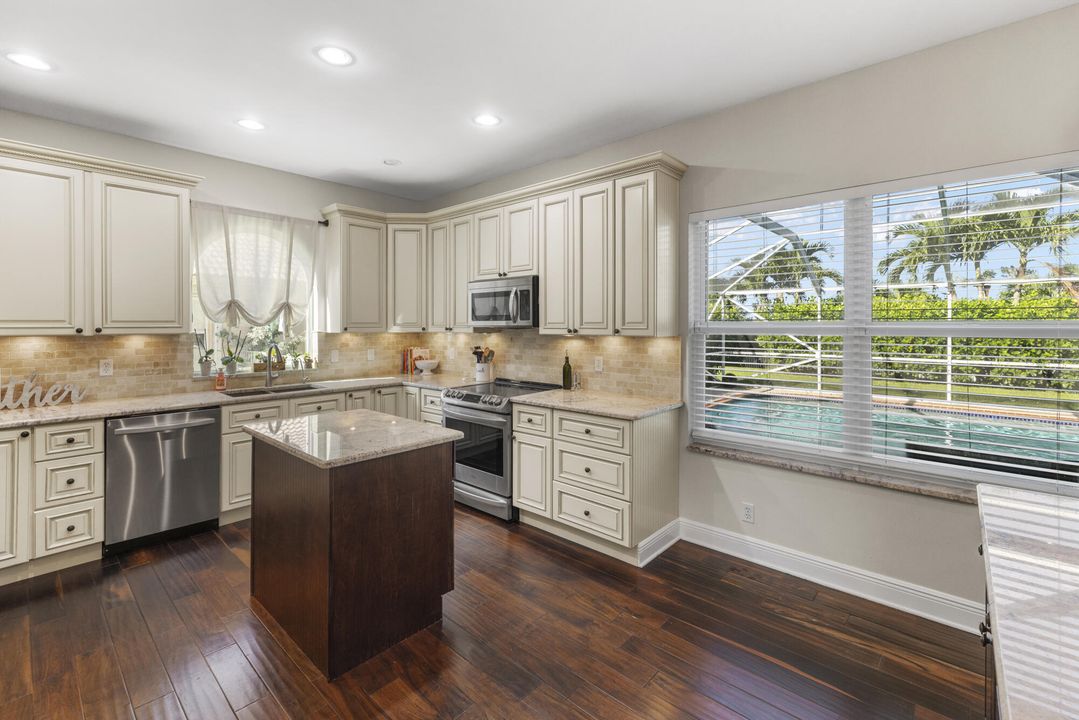 Activo con contrato: $765,000 (5 camas, 3 baños, 2686 Pies cuadrados)