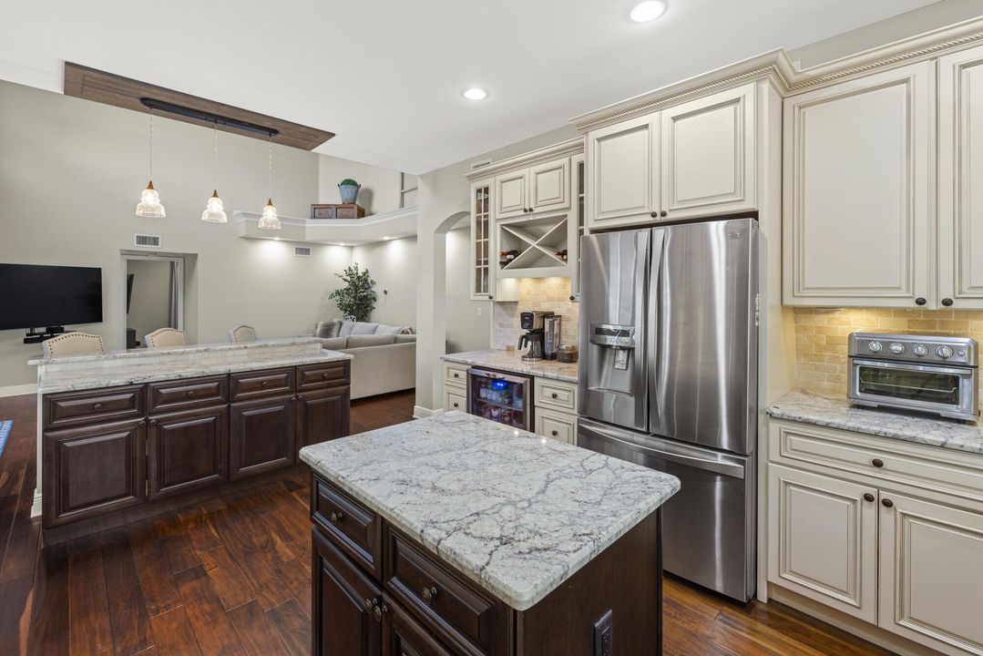 Activo con contrato: $765,000 (5 camas, 3 baños, 2686 Pies cuadrados)