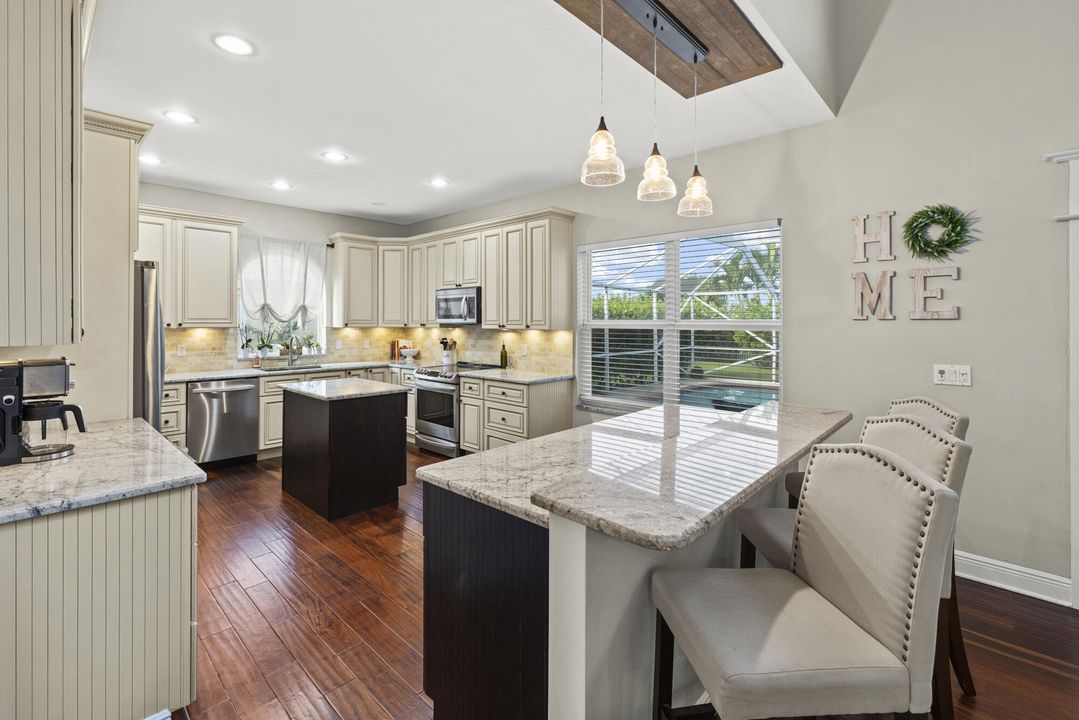 Activo con contrato: $765,000 (5 camas, 3 baños, 2686 Pies cuadrados)