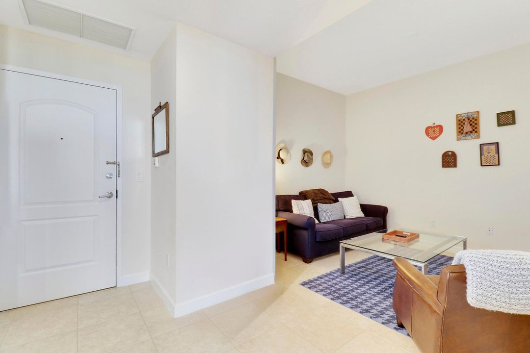 合同活跃: $948,000 (2 贝兹, 2 浴室, 1333 平方英尺)