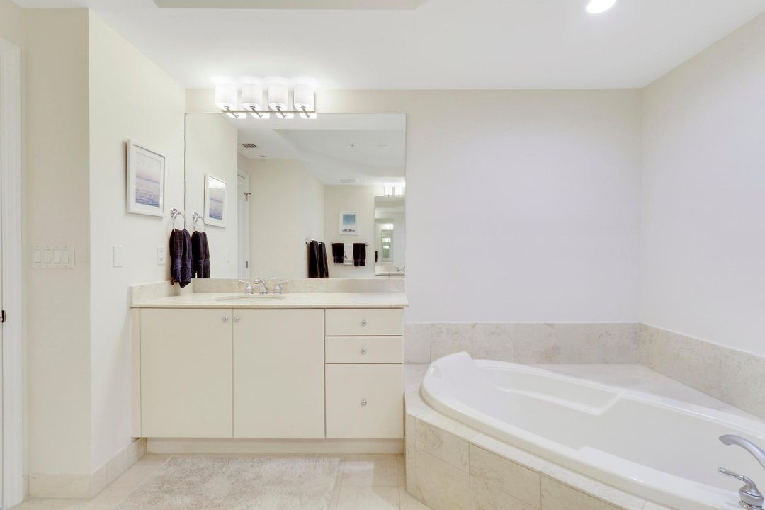 合同活跃: $948,000 (2 贝兹, 2 浴室, 1333 平方英尺)