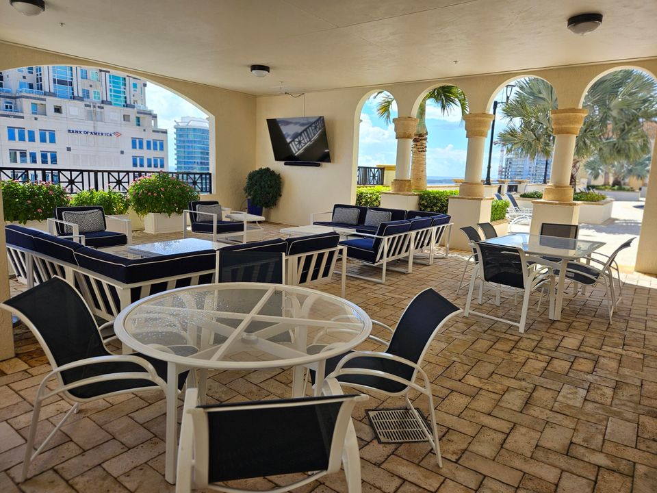 合同活跃: $948,000 (2 贝兹, 2 浴室, 1333 平方英尺)