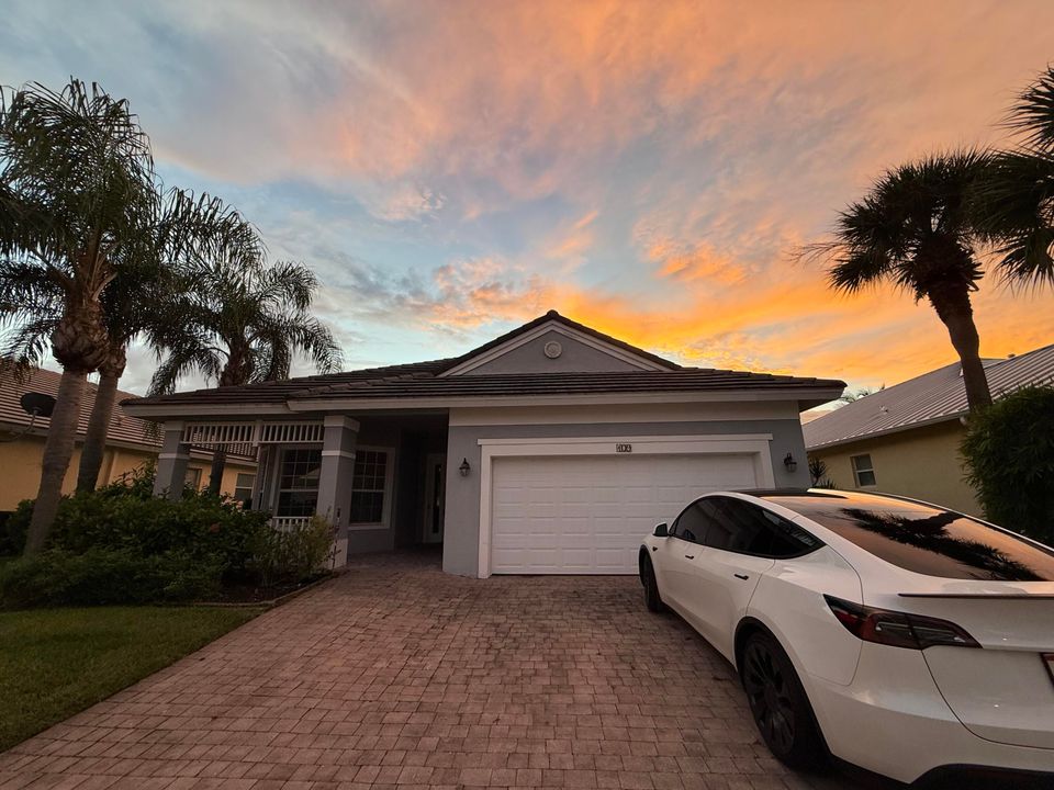 Recently Rented: $3,000 (4 beds, 3 baths, 2400 Square Feet)