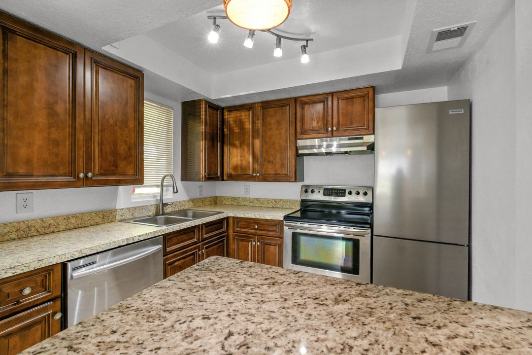 合同活跃: $1,700 (2 贝兹, 2 浴室, 874 平方英尺)