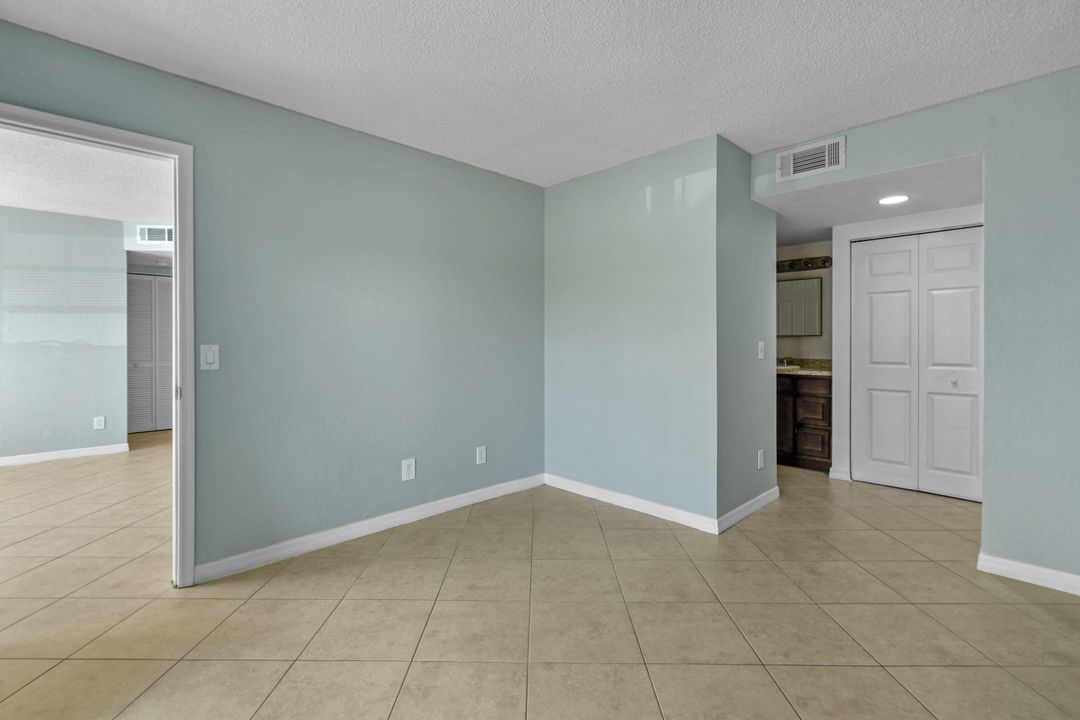 合同活跃: $1,700 (2 贝兹, 2 浴室, 874 平方英尺)