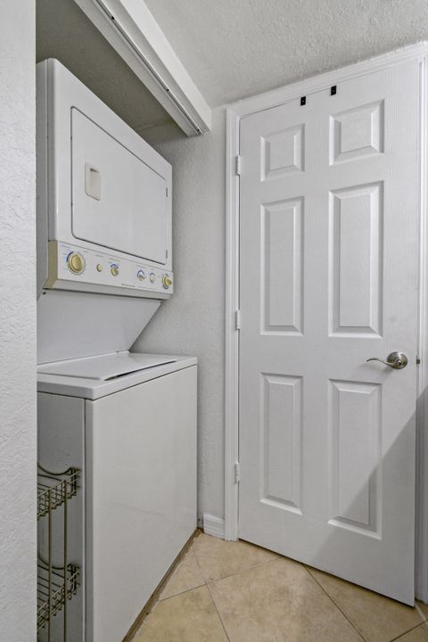 合同活跃: $1,700 (2 贝兹, 2 浴室, 874 平方英尺)