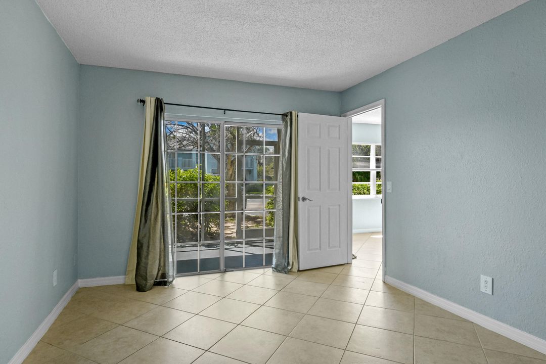 合同活跃: $1,700 (2 贝兹, 2 浴室, 874 平方英尺)