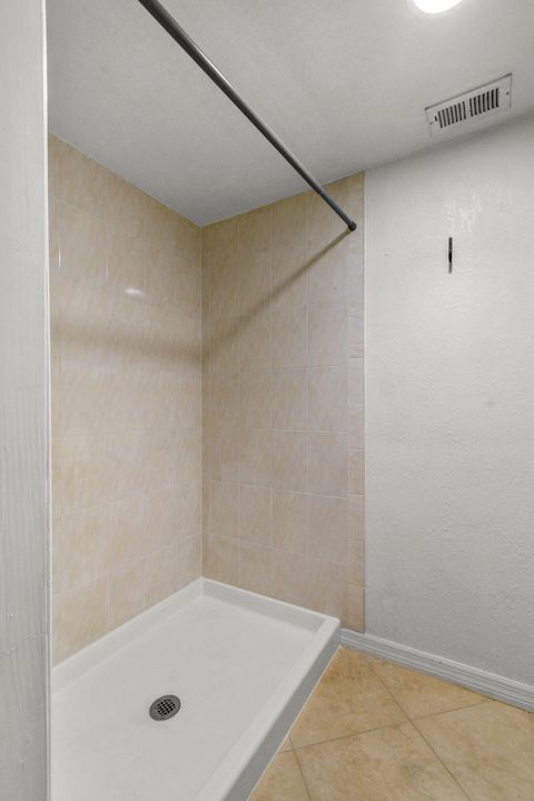 合同活跃: $1,700 (2 贝兹, 2 浴室, 874 平方英尺)