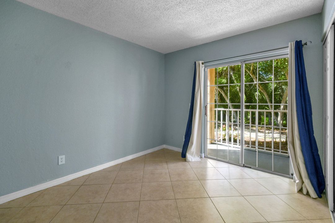 合同活跃: $1,700 (2 贝兹, 2 浴室, 874 平方英尺)