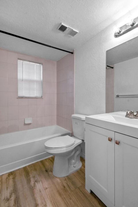 合同活跃: $1,700 (2 贝兹, 2 浴室, 874 平方英尺)