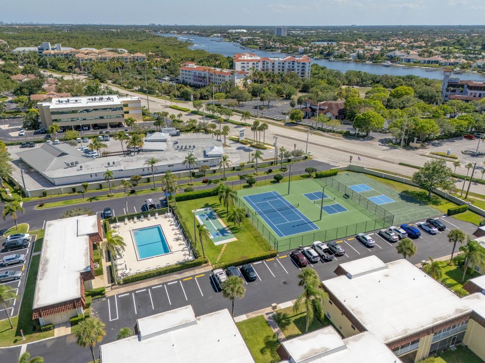 合同活跃: $450,000 (3 贝兹, 2 浴室, 1348 平方英尺)