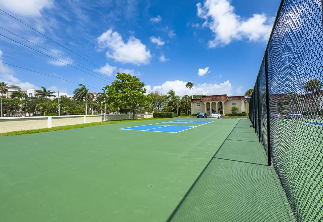 合同活跃: $450,000 (3 贝兹, 2 浴室, 1348 平方英尺)