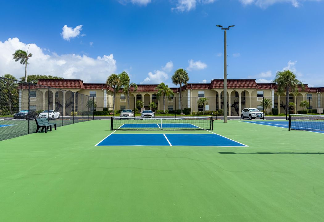 合同活跃: $450,000 (3 贝兹, 2 浴室, 1348 平方英尺)