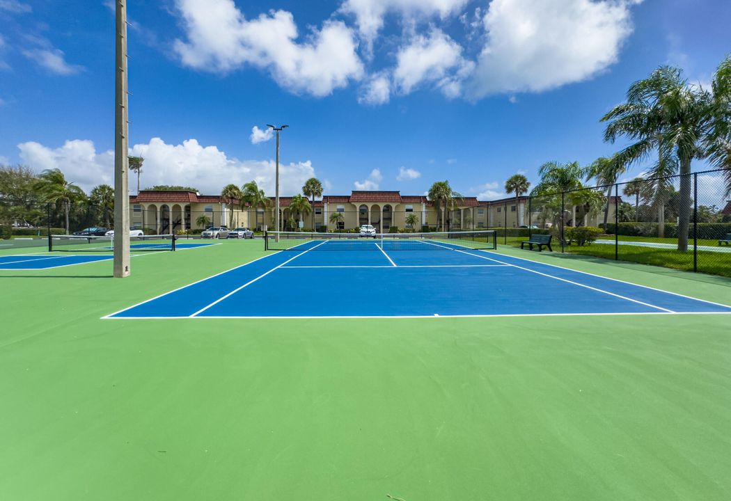 合同活跃: $450,000 (3 贝兹, 2 浴室, 1348 平方英尺)