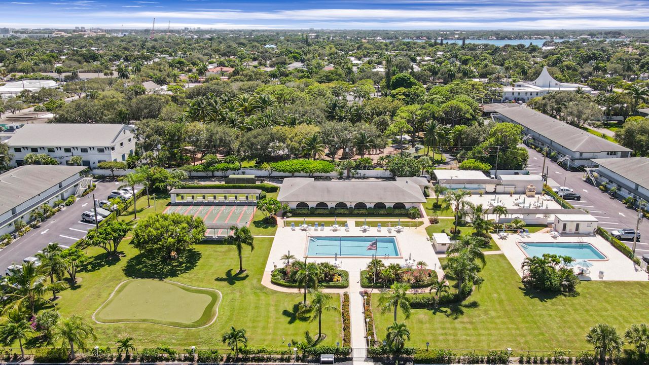 На продажу: $320,000 (2 спален, 2 ванн, 920 Квадратных фут)