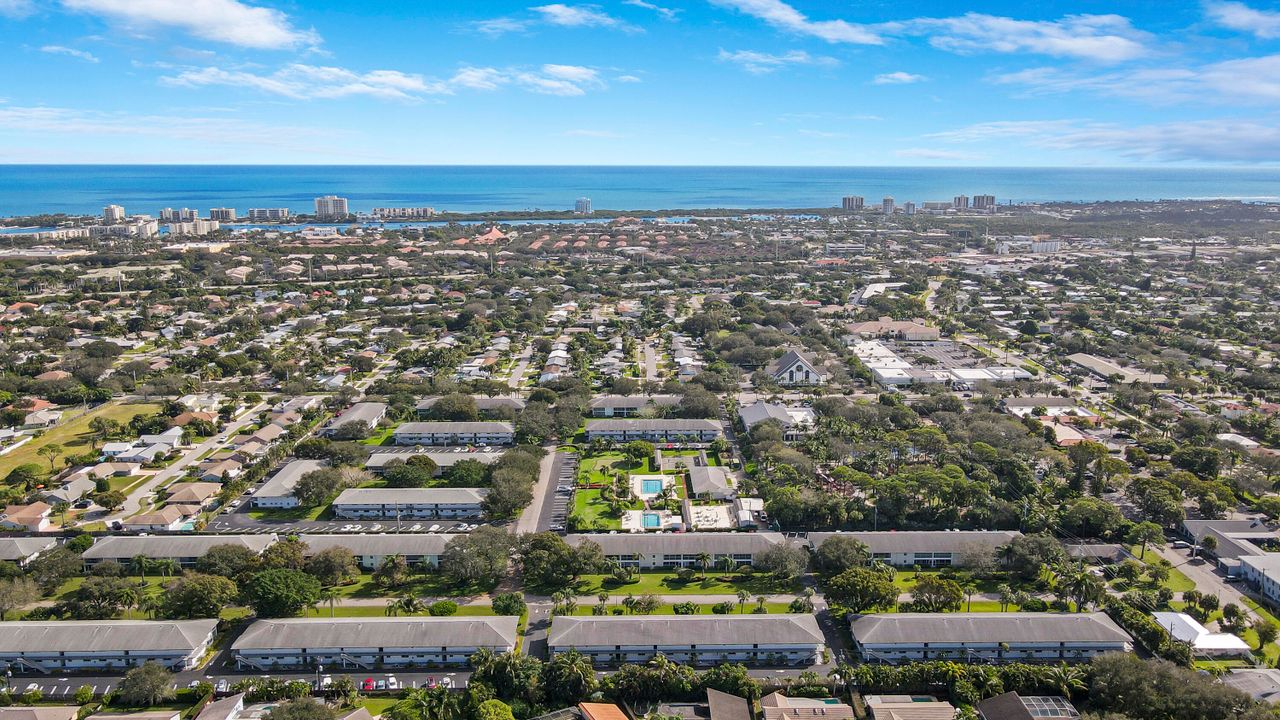 На продажу: $320,000 (2 спален, 2 ванн, 920 Квадратных фут)